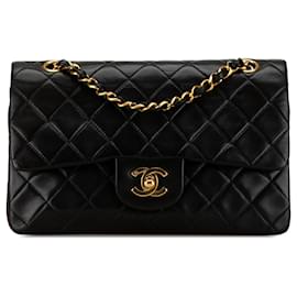 Chanel-Borsa a spalla Chanel Medium Classic in pelle di agnello nera con doppio flap-Nero