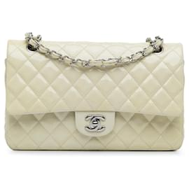 Chanel-Sac à épaule Chanel Medium Classic en cuir verni blanc à double rabat-Blanc