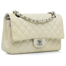 Chanel-Sac à épaule Chanel Medium Classic en cuir verni blanc à double rabat-Blanc