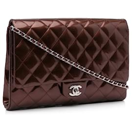 Chanel-Braune, gesteppte Lack-Clutch von Chanel mit Ketten-Schulterriemen-Braun