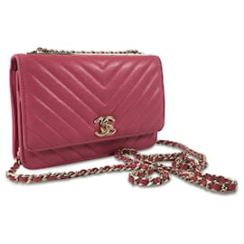 Chanel-Sac à bandoulière en cuir d'agneau rose Chanel avec motif en chevrons-Rose