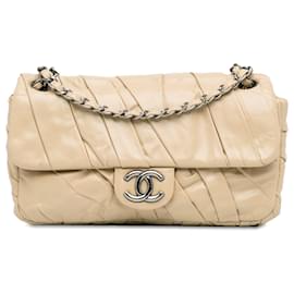 Chanel-Beige Chanel Medium Handtasche aus lackiertem Kalbsleder mit gedrehter Klappe-Beige