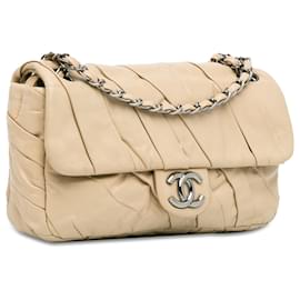 Chanel-Beige Chanel Medium Handtasche aus lackiertem Kalbsleder mit gedrehter Klappe-Beige