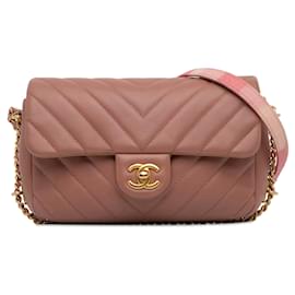 Chanel-Rosa Chanel Mini Rechteckige Chevron-Lammleder Umhängetasche mit Kette um den Klappverschluss-Pink