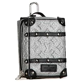 Louis Vuitton-Charm e portachiavi Silver Louis Vuitton Monogram Taurillon Soft Trunk-Argento