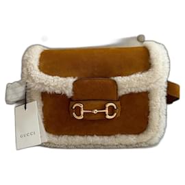 Bolsa de ombro de camurça com acabamento em pelagem da Gucci Horsebit 1955 Camelo