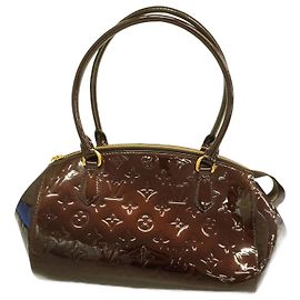 Bolso tote Vernis Sherwood PM de Louis Vuitton en Amarante Burdeos