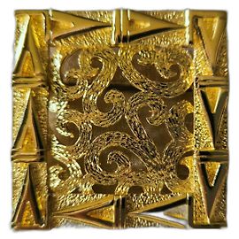 Broche cuadrada Louis Féraud dorada de metal Dorado