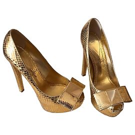 Saltos Louis Vuitton em couro dourado Dourado