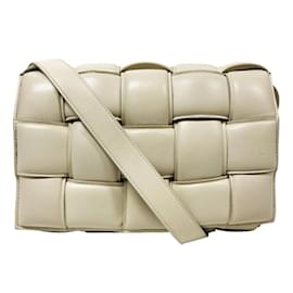 Bottega Veneta-Bolso de Hombro Maxi Intrecciato Padded Cassette de Bottega Veneta-Beige