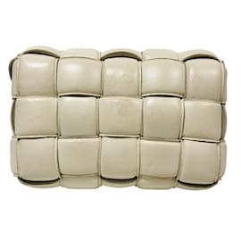 Bottega Veneta-Bolso de Hombro Maxi Intrecciato Padded Cassette de Bottega Veneta-Beige