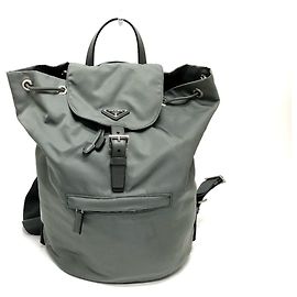Grauer Leder-Rucksack von Prada Braun