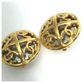 Chanel-Chanel 93P Vintage Gold Clip Earrings-Golden