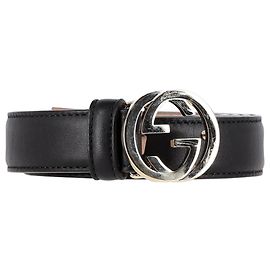 Cinturón Gucci con hebilla GG entrelazada en cuero negro Negro