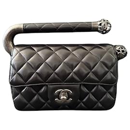 Chanel-CHANEL Bolsa de mão matelassé em pele de cordeiro preta Earth 18 com hardware gunmetal, fecho de giro Coco Mark.-Preto