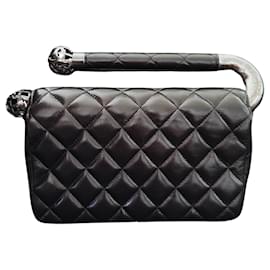 Chanel-CHANEL Bolsa de mão matelassé em pele de cordeiro preta Earth 18 com hardware gunmetal, fecho de giro Coco Mark.-Preto