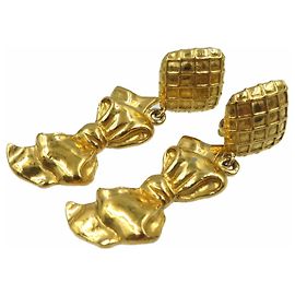 Boucles d'oreilles en métal doré avec ruban Chanel Doré