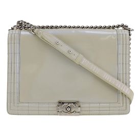 Sac à épaule en cuir émaillé Chanel Boy Blanc