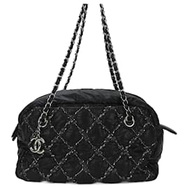 Chanel-Bolso de mano de nylon negro Chanel con cadena-Negro