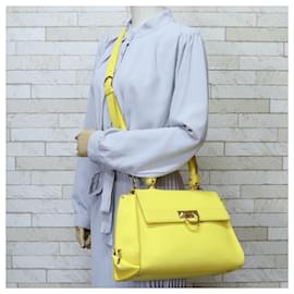 Salvatore Ferragamo-Sac à épaule Sophia Gancini de Salvatore Ferragamo-Jaune