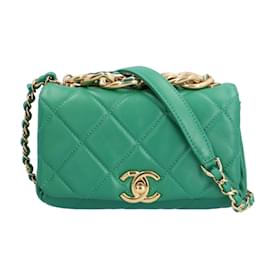 Chanel-Bolso de hombro de cordero verde Chanel con cadena-Verde