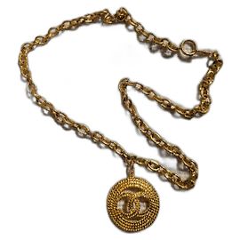 Colar Chanel 2cc8 em metal dourado com pingente redondo Dourado