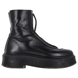 Las botas de tobillo con cremallera frontal The Row en cuero negro Negro