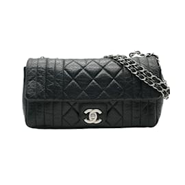 Chanel-Sac à rabat moyen 50's en cuir de veau perforé noir Chanel-Noir