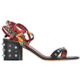 Tacchi a blocco con cinturini Valentino Garavani Rockstud in pelle nera Nero