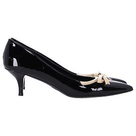 Prada Pumps mit spitzem Zehen in schwarzem Lackleder Schwarz
