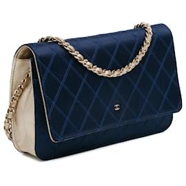 Chanel-Portefeuille Chanel en satin bleu avec motif en diamant sur chaîne-Bleu,Bleu Marine