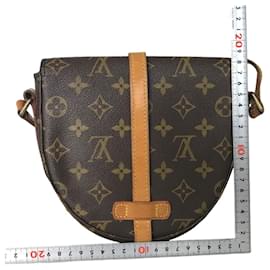 Louis Vuitton-Bolso Sling Chantilly PM de Louis Vuitton-Castaño