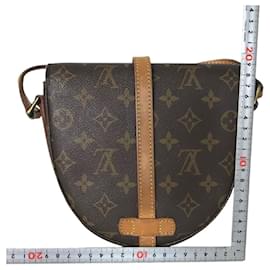 Louis Vuitton-Bolso Sling Chantilly PM de Louis Vuitton-Castaño