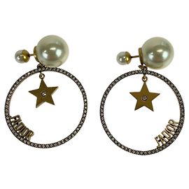 Orecchini in metallo bianco dorato con strass e perle di Dior Bianco