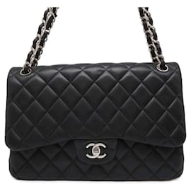 Chanel-Bolsa de ombro em couro de cordeiro preto Chanel com corrente-Preto