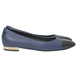 Ballerine Chanel con punta in pelle blu e nera Blu