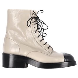 Botas de combate com cadarço em couro de bezerro bege com logo entrelaçado CC da Chanel Bege