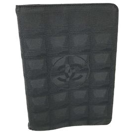 Capa de caderno da nova linha de viagem da Chanel Preto