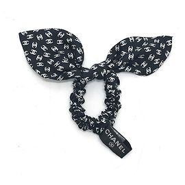 Scrunchie per capelli in nastro Chanel con logo Coco Nero Bianco