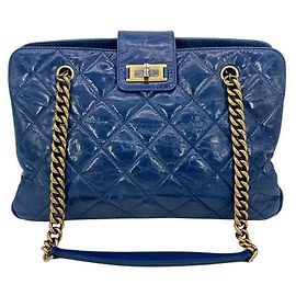 Chanel Blaue glänzende Kalbsleder gesteppte Tragetasche Blau