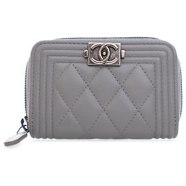 Monedero Boy de piel de cordero gris Chanel Castaño