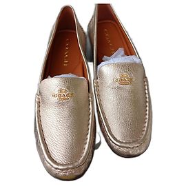 Mocassins Coach, modelo Marley Leather, em couro dourado. Novos. Dourado