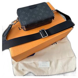 Monogramma indossabile Alpha di Louis Vuitton Nero