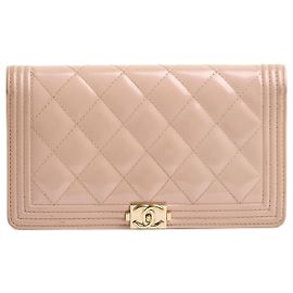 Chanel Boy Geldbörse aus rosa Lackleder Pink