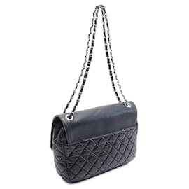 Chanel-Sac à bandoulière Easy Zip Flap en cuir de veau matelassé noir Chanel CC-Noir