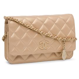 Chanel-Sac à bandoulière en cuir d'agneau matelassé Chanel CC doré avec porte-monnaie et charme.-Doré