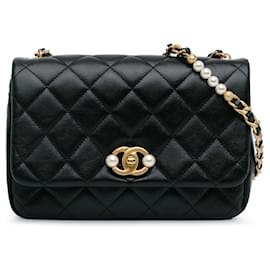 Chanel-Sac à bandoulière en cuir de veau verni noir Chanel Small CC avec perles imitation.-Noir