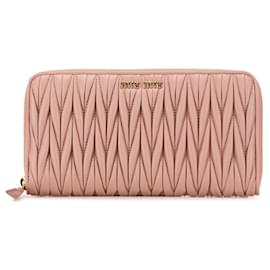 Miu Miu-Portefeuille en cuir d'agneau matelassé rose Miu Miu avec fermeture éclair autour-Rose