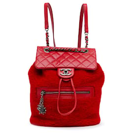 Chanel-Sac à dos de montagne en petit shearling rouge et cuir de veau verni Chanel-Rouge