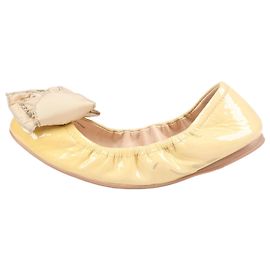 Bailarinas de charol beige amarillento con lazo de Prada, talla 37 EU Beige